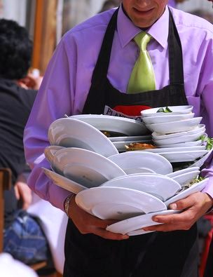 how-waiter-clear-guest-table-restaurant
